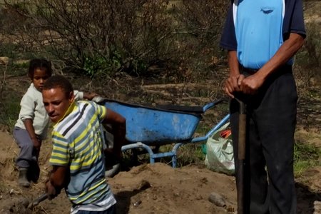 Stanford se skrootdelwers: Koos van Niekerk kyk hoe Daniël Plaatjies nog sand opdiep met klein Junaden Slabbert wat in die agtergrond handjie bysit. 